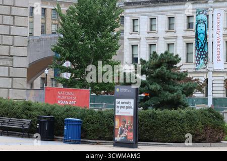 Washington, USA. Oktober 2025. 12. Oktober 2025, Washington, DC, USA – die Smithsonian Museen und der National Zoo sind geschlossen, da die Regierung den Betrieb stilllegt, sodass Besucher vor verschlossenen Toren abgewiesen werden. (Foto: Robyn Stevens Brody/SIPA USA) Credit: SIPA USA/Alamy Live News Stockfoto