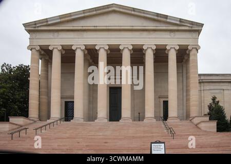 Washington, USA. Oktober 2025. 12. Oktober 2025, Washington, DC, USA – die Smithsonian Museen und der National Zoo sind geschlossen, da die Regierung den Betrieb stilllegt, sodass Besucher vor verschlossenen Toren abgewiesen werden. (Foto: Robyn Stevens Brody/SIPA USA) Credit: SIPA USA/Alamy Live News Stockfoto