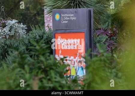Washington, USA. Oktober 2025. 12. Oktober 2025, Washington, DC, USA – die Smithsonian Museen und der National Zoo sind geschlossen, da die Regierung den Betrieb stilllegt, sodass Besucher vor verschlossenen Toren abgewiesen werden. (Foto: Robyn Stevens Brody/SIPA USA) Credit: SIPA USA/Alamy Live News Stockfoto