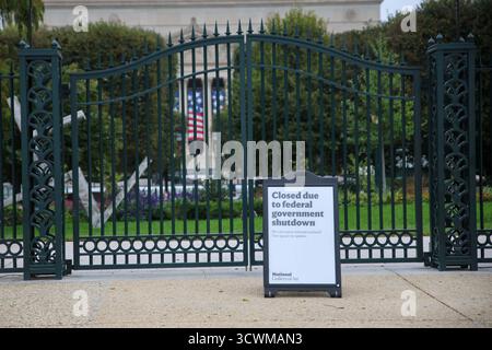Washington, USA. Oktober 2025. 12. Oktober 2025, Washington, DC, USA – die Smithsonian Museen und der National Zoo sind geschlossen, da die Regierung den Betrieb stilllegt, sodass Besucher vor verschlossenen Toren abgewiesen werden. (Foto: Robyn Stevens Brody/SIPA USA) Credit: SIPA USA/Alamy Live News Stockfoto