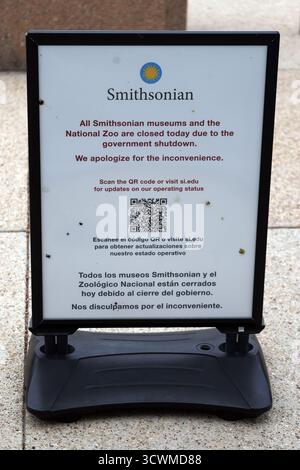 Washington, DC, USA. Oktober 2025. Blick auf das Smithsonian Museum am 12. Tag des Regierungsstillstands in Washington, DC am 12. Oktober 2025. Quelle: Mpi34/Media Punch/Alamy Live News Stockfoto