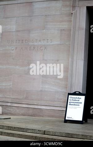 Washington, DC, USA. Oktober 2025. Blick auf die National Gallery of Art am 12. Tag des Regierungsstillstands in Washington, DC am 12. Oktober 2025. Quelle: Mpi34/Media Punch/Alamy Live News Stockfoto
