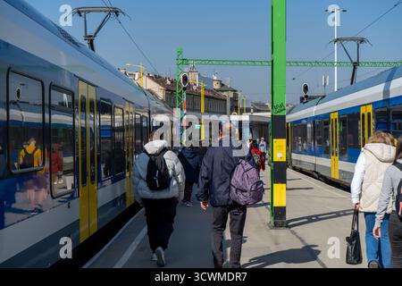 Passagiere, die zwischen den MÁV-Zügen am Bahnhof Déli in Budapest laufen, einem der wichtigsten Verkehrsknotenpunkte Ungarns. Stockfoto