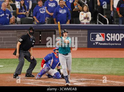 Toronto, Kanada. Oktober 2025. Toronto, Kanada. Oktober 2025. Seattle Mariners Cal Raleigh (29) trifft im sechsten Inning gegen die Toronto Blue Jays während des ersten Spiels der MLB American League Championship Series im Rogers Center in Toronto, Kanada, am Sonntag, den 12. Oktober 2025. Foto: John Angelillo/UPI Credit: UPI/Alamy Live News Credit: UPI/Alamy Live News Stockfoto