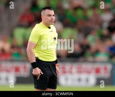 Austin, Texas, USA. Oktober 2025. Schiedsrichter ROSENDO MENDOZA während eines Major League Soccer Spiels zwischen Austin FC und Los Angeles FC am 12. Oktober 2025 in Austin, Texas. Austin FC gewann mit 1:0. (Kreditbild: © Scott Coleman/ZUMA Press Wire) NUR REDAKTIONELLE VERWENDUNG! Nicht für kommerzielle ZWECKE! Quelle: ZUMA Press, Inc./Alamy Live News Stockfoto