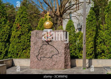 Denkmal in Bicske, Ungarn, zum Gedenken an das Erbe des Vertrags von Trianon und an die Umrisse des Großungarns vor 1920. Stockfoto