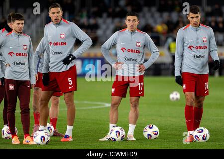Kaunas, Litauen. Oktober 2025. Sebastian Szyma?Ski aus Polen, Jan Bednarek aus Polen, Bartosz Slisz aus Polen und Jakub Kiwior aus Polen vor dem Spiel der Gruppe G der FIFA-Weltmeisterschaft 2026 zwischen Litauen und Polen im Darius- und GIR?nas-Stadion in Kaunas, Litauen, am 12. Oktober 2025. (Foto: Andrew Surma/SIPA USA) Credit: SIPA USA/Alamy Live News Stockfoto