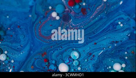 Blasen strömen. Öltropfen. Unschärfe blau rot weiß bunter Glitzer Flüssigkeit runde Tinte Wasser Emulsion schwimmt auf abstraktem Kunsthintergrund. Stockfoto