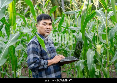 Farmer Hält Laptop Im Maisfeld Und Studiert Erntewachstum Im Freien Landwirtschaft Technologie Stockfoto