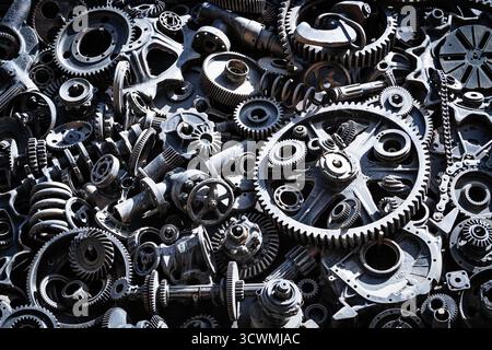 Hintergrund Metallgetriebe. Alte und rostige Ersatzteile für Industriemaschinen auf Deponien. Stockfoto