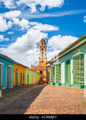 Blick auf die Straße mit dem Iglesia y Convento de San Francisco in Trinidad, Kuba Stockfoto