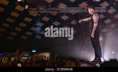 Glasgowe, Großbritannien. Oktober 2025. Scott Kennedy von der Metal-Core-Band Bleed From Within sah live auf der Bühne im Barrowland Ballroom. Bleed From Within ist eine schottische Metal-Core-Band aus Glasgow, die 2005 gegründet wurde und 7 Studioalben veröffentlicht hat, mit dem neuesten The Zenith, das ihr 20. Jahr als Einheit feiert. Quelle: SOPA Images Limited/Alamy Live News Stockfoto