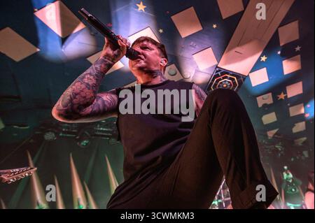 Glasgowe, Großbritannien. Oktober 2025. Scott Kennedy von der Metal-Core-Band Bleed From Within sah live auf der Bühne im Barrowland Ballroom. Bleed From Within ist eine schottische Metal-Core-Band aus Glasgow, die 2005 gegründet wurde und 7 Studioalben veröffentlicht hat, mit dem neuesten The Zenith, das ihr 20. Jahr als Einheit feiert. Quelle: SOPA Images Limited/Alamy Live News Stockfoto
