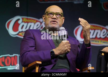 NEW YORK, NEW YORK – 12. OKTOBER 2025: Laurence Fishburne tritt während des Cast of the Matrix Panels auf der New York Comic Con 2025 im Jacob K. Javits Convention Center in New York City auf. Das Panel zelebrierte die langjährige Tradition der bahnbrechenden Science-fiction-Reihe, bei der die Besetzungsmitglieder hinter den Kulissen Geschichten, Fanerinnerungen und Einblicke in die Transformation des modernen Kinos durch die Matrix teilten. Fans packten den Saal für dieses seltene Wiedersehen, das eine der einflussreichsten Filmserien aller Zeiten ehrt. Quelle: dpa Picture Alliance/Alamy Live News Stockfoto