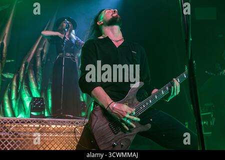 Glasgowe, Großbritannien. Oktober 2025. DAVIE Provan von der Metal-Core-Band Bleed From Within wurde live auf der Bühne im Barrowland Ballroom gesehen. Bleed From Within ist eine schottische Metal-Core-Band aus Glasgow, die 2005 gegründet wurde und 7 Studioalben veröffentlicht hat, mit dem neuesten The Zenith, das ihr 20. Jahr als Einheit feiert. (Foto: Stuart Westwood/SOPA Images/SIPA USA) Credit: SIPA USA/Alamy Live News Stockfoto