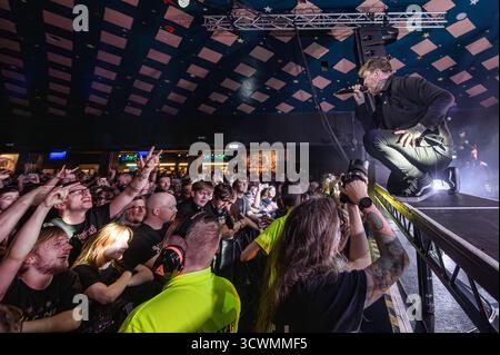 Glasgowe, Großbritannien. Oktober 2025. Scott Kennedy von der Metal-Core-Band Bleed From Within sah live auf der Bühne im Barrowland Ballroom. Bleed From Within ist eine schottische Metal-Core-Band aus Glasgow, die 2005 gegründet wurde und 7 Studioalben veröffentlicht hat, mit dem neuesten The Zenith, das ihr 20. Jahr als Einheit feiert. (Foto: Stuart Westwood/SOPA Images/SIPA USA) Credit: SIPA USA/Alamy Live News Stockfoto