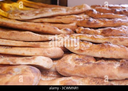 Frisch gebackenes Brot an einem lokalen Backwarenmarkt Stockfoto