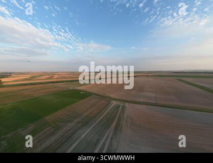 Bergnicourt, Rethel, Ardennes, Grand-Est, Frankreich, August, 28. August 2025, Ein wahrhaft atemberaubender Blick aus der Luft, der wunderschöne weite landwirtschaftliche Felder vor einem ruhigen blauen Himmel zeigt Stockfoto