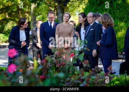 Hiroshima, Japan. Oktober 2025. Kronprinzessin Victoria, Prinz Daniel, die schwedische Außenministerin Maria Malmer Stenergard und der Bürgermeister Kazumi Matsui besuchen am 13. Oktober 2025 den Hiroshima Peace Memorial Park in Japan. Schwedens Kronprinzessin Victoria und Prinz besuchen Japan und Südkorea vom 9. Bis 15. Oktober. Foto: Jessica Gow/TT/Code 10070 dieser Text ist automatisch übersetzt Credit: TT News Agency/Alamy Live News Credit: TT News Agency/Alamy Live News Stockfoto