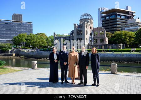 Hiroshima, Japan. Oktober 2025. Die schwedische Außenministerin Maria Malmer Stenergard, Prinz Daniel, Kronprinzessin Victoria, der Bürgermeister von Hiroshima Kazumi Matsui und die schwedische Botschafterin Viktoria Li besuchen am 13. Oktober 2025 den Hiroshima Peace Memorial Park in Japan. Schwedens Kronprinzessin Victoria und Prinz besuchen Japan und Südkorea vom 9. Bis 15. Oktober. Foto: Jessica Gow/TT/Code 10070 dieser Text ist automatisch übersetzt Credit: TT News Agency/Alamy Live News Credit: TT News Agency/Alamy Live News Stockfoto