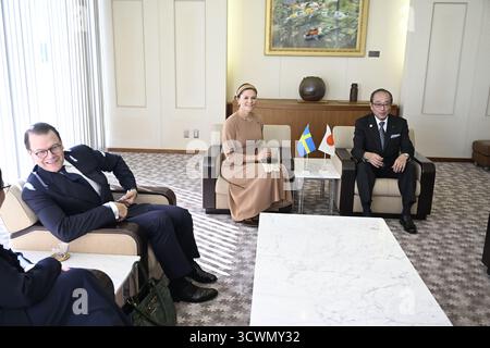 Hiroshima, Japan. Oktober 2025. Prinz Daniel, Kronprinzessin Victoria und der Bürgermeister von Hiroshima Kazumi Matsui besuchen am 13. Oktober 2025 den Hiroshima Peace Memorial Park in Japan. Schwedens Kronprinzessin Victoria und Prinz besuchen Japan und Südkorea vom 9. Bis 15. Oktober. Foto: Jessica Gow/TT/Code 10070 dieser Text ist automatisch übersetzt Credit: TT News Agency/Alamy Live News Credit: TT News Agency/Alamy Live News Stockfoto