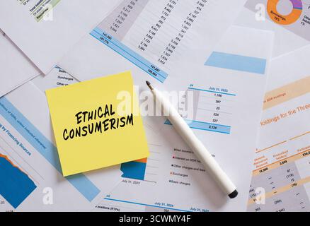 Haftnotiz mit ethischem Konsumverhalten, auf Finanzdokumenten mit weißem Marker in der Nähe Stockfoto