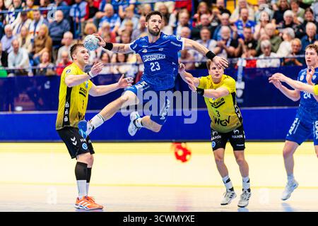 Lemgo, Deutschland. Oktober 2025. Gianfranco Pribetic (TVB Stuttgart, #09), Tim Suton (TBV Lemgo Lippe, #23), Max Haefner (TVB Stuttgart, #03) GER, TBV Lemgo Lippe vs. TVB Stuttgart, Handball, 1. Bundesliga, 8. Spieltag, Spielzeit 2025/2026, 12.10.2025 Foto: Eibner-Pressefoto/Jan Rollinger Credit: dpa/Alamy Live News Stockfoto