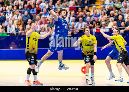 Lemgo, Deutschland. Oktober 2025. Gianfranco Pribetic (TVB Stuttgart, #09), Tim Suton (TBV Lemgo Lippe, #23), Max Haefner (TVB Stuttgart, #03) GER, TBV Lemgo Lippe vs. TVB Stuttgart, Handball, 1. Bundesliga, 8. Spieltag, Spielzeit 2025/2026, 12.10.2025 Foto: Eibner-Pressefoto/Jan Rollinger Credit: dpa/Alamy Live News Stockfoto