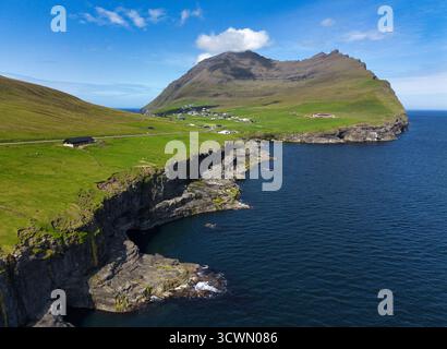 Luftlandschaftsfotografie. Fantastischer Sommerblick von der fliegenden Drohne des Dorfes Vidareidi. Wunderschöne Sommerlandschaft. Sonnige Outdoor-Szene von Vidoy islan Stockfoto