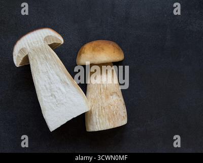 Draufsicht des frisch geschnittenen Boletuspilzes auf grauem Tischhintergrund Stockfoto