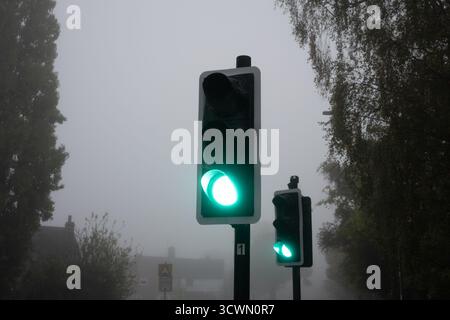 Fußgängerüberquerung der Ampel im Nebel auf Grün, Warwick, Warwickshire, Großbritannien Stockfoto