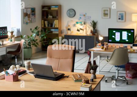 Moderner Office Workspace mit Laptops und digitalen Geräten auf Schreibtischen Stockfoto