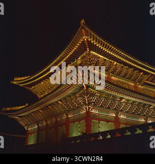 Nächtlicher Blick auf den Gyeongbokgung Palast beleuchtet, traditionelle koreanische Architektur in Seoul, fotografiert mit der Rolleiflex-Filmkamera Stockfoto