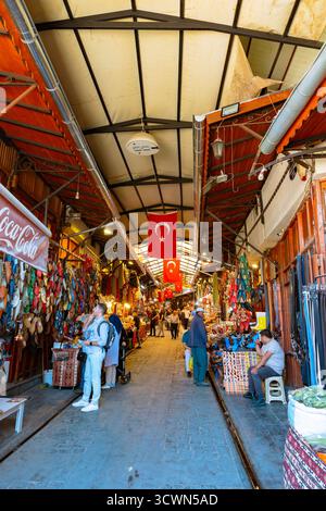 Blick auf den Bakircilar Basar in Gaziantep tagsüber. Gaziantep Türkei - 6.23.2025 Stockfoto