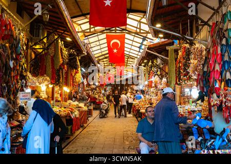 Bakircilar Basar in Gaziantep. Leute, die den Bakircilar Bazaar besuchen. Gaziantep Türkei - 6.23.2025 Stockfoto