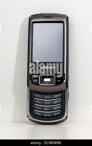 Mailand, Lombardei, Italien – 5. Mai 2025: Samsung SGH i750 Smartphone mit Retro-Design und physischer Tastatur Stockfoto