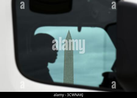 Washington, USA. Oktober 2025. Das Washington Monument ist durch ein LKW-Fenster in Washington, DC, USA, am 12. Oktober 2025 abgebildet. Die Abschaltung der Bundesregierung begann ihren 12. Tag. Quelle: Li Rui/Xinhua/Alamy Live News Stockfoto