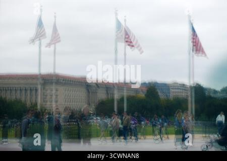 Washington, USA. Oktober 2025. Menschen werden im Glas des Besucherzentrums des Washington Monuments in Washington, DC, USA, am 12. Oktober 2025 wiedergegeben. Die Abschaltung der Bundesregierung begann ihren 12. Tag. Quelle: Li Rui/Xinhua/Alamy Live News Stockfoto