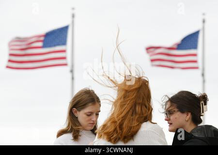 Washington, USA. Oktober 2025. Menschen sind vor dem Washington Monument in Washington, DC, USA, am 12. Oktober 2025 zu sehen. Die Abschaltung der Bundesregierung begann ihren 12. Tag. Quelle: Li Rui/Xinhua/Alamy Live News Stockfoto