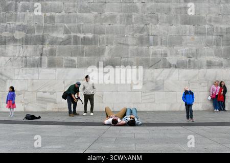 Washington, USA. Oktober 2025. Menschen sind vor dem Washington Monument in Washington, DC, USA, am 12. Oktober 2025 zu sehen. Die Abschaltung der Bundesregierung begann ihren 12. Tag. Quelle: Li Rui/Xinhua/Alamy Live News Stockfoto