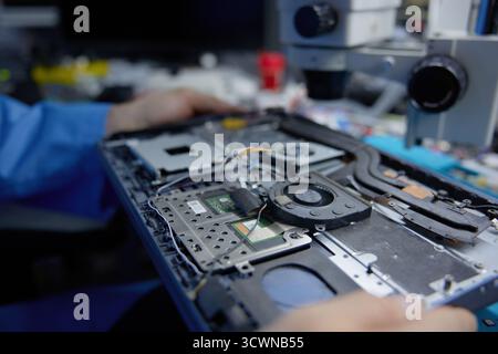 Detaillierte Nahaufnahme der Hardware-Montage von Laptops unter einem Hochleistungsmikroskop Stockfoto