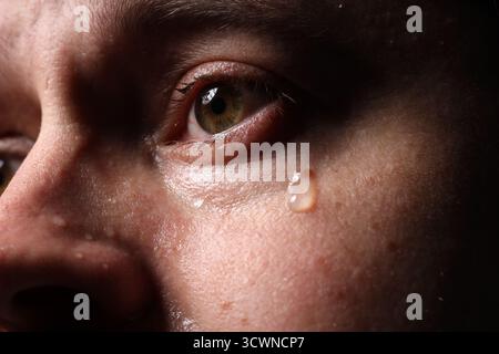 Nahaufnahme eines weinenden Mannes. Traurigkeitsgefühle Stockfoto