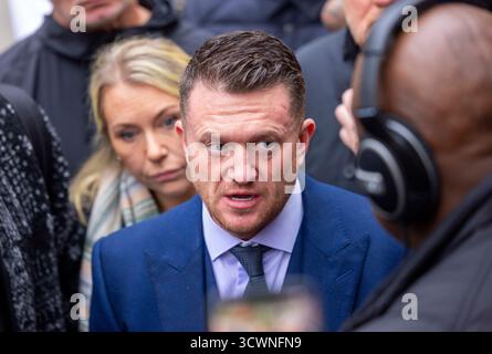 London, Großbritannien. Oktober 2025. Stephen Yaxley-Lennon, auch bekannt als Tommy Robinson, kommt am Westminster Magistrates Court an. Tommy Robinson wurde auch unter seinem wahren Namen Stephen Yaxley-Lennon angeklagt, weil er sich angeblich weigerte, die PIN seines Handys an Polizisten weiterzugeben, die ihn im Juli an der Grenze in Folkestone angehalten und befragt hatten. Die mutmaßliche Straftat nach dem Terrorismusgesetz ist kein Vorwurf, dass er einen Angriff geplant habe, sondern bezieht sich ausschließlich auf die Polizeibefugnisse, Telefone in Häfen im Rahmen von Ermittlungen zu untersuchen. Quelle: Mark Thomas/Alamy Live News Stockfoto