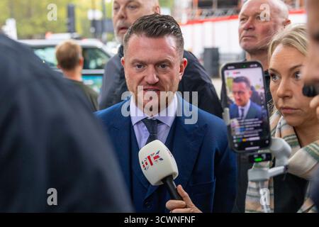 London, Großbritannien. Oktober 2025. Stephen Yaxley-Lennon, auch bekannt als Tommy Robinson, kommt am Westminster Magistrates Court an. Tommy Robinson wurde auch unter seinem wahren Namen Stephen Yaxley-Lennon angeklagt, weil er sich angeblich weigerte, die PIN seines Handys an Polizisten weiterzugeben, die ihn im Juli an der Grenze in Folkestone angehalten und befragt hatten. Die mutmaßliche Straftat nach dem Terrorismusgesetz ist kein Vorwurf, dass er einen Angriff geplant habe, sondern bezieht sich ausschließlich auf die Polizeibefugnisse, Telefone in Häfen im Rahmen von Ermittlungen zu untersuchen. Quelle: Mark Thomas/Alamy Live News Stockfoto