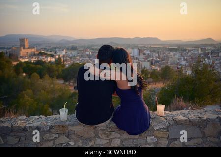 Paare, die zur goldenen Stunde die Stadt überblicken Stockfoto
