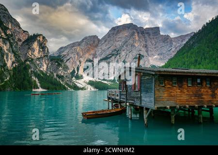 Hölzernes Bootshaus und Pier am türkisfarbenen Pragser See in den Dolomiten Stockfoto