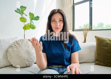 Webcam-Ansicht junger positiver Frau, die Videoanruf-Chat hat Stockfoto