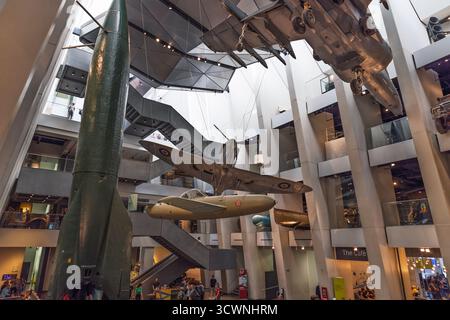 Imperial war Museum London mit hängenden Flugzeugen und V2-Raketen. London, Vereinigtes Königreich, 1. Juli 2023 Stockfoto