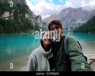 Ein lächelndes glückliches Paar macht ein Selfie in Pragser See, Italien Stockfoto