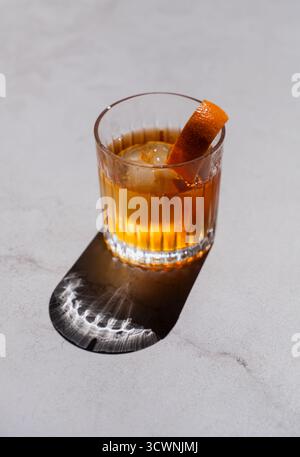Blick von oben auf altmodischen Cocktail mit Hintergrundbeleuchtung auf hellem Hintergrund. Stockfoto